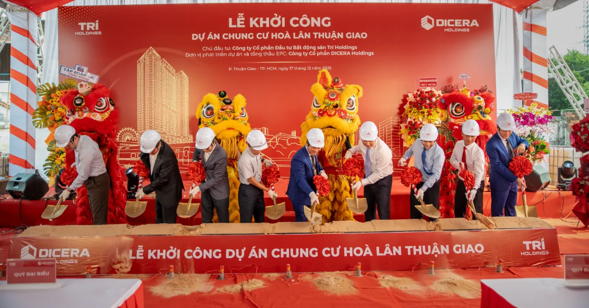 Các đại biểu thực hiện nghi thức khởi công