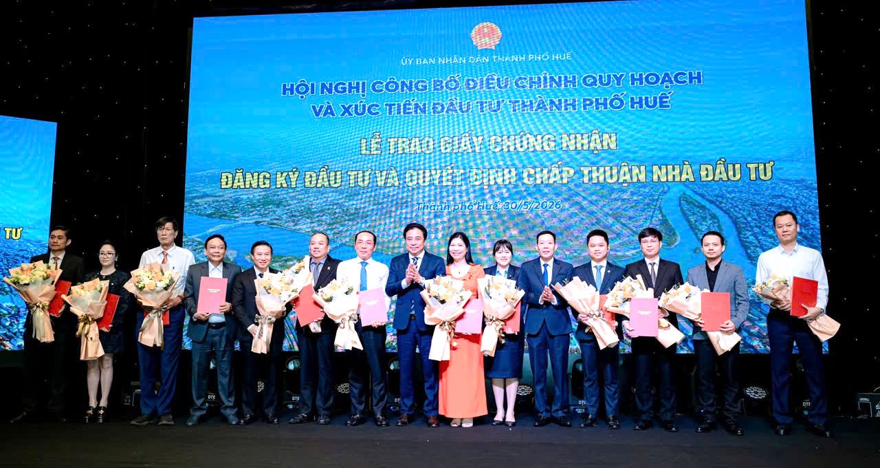 Ông Lê Đình Thắng, Chủ tịch HĐQT DICERA Holdings cùng các Doanh nghiệp được lãnh đạo TP. Huế trao giấy chứng nhận đầu tư